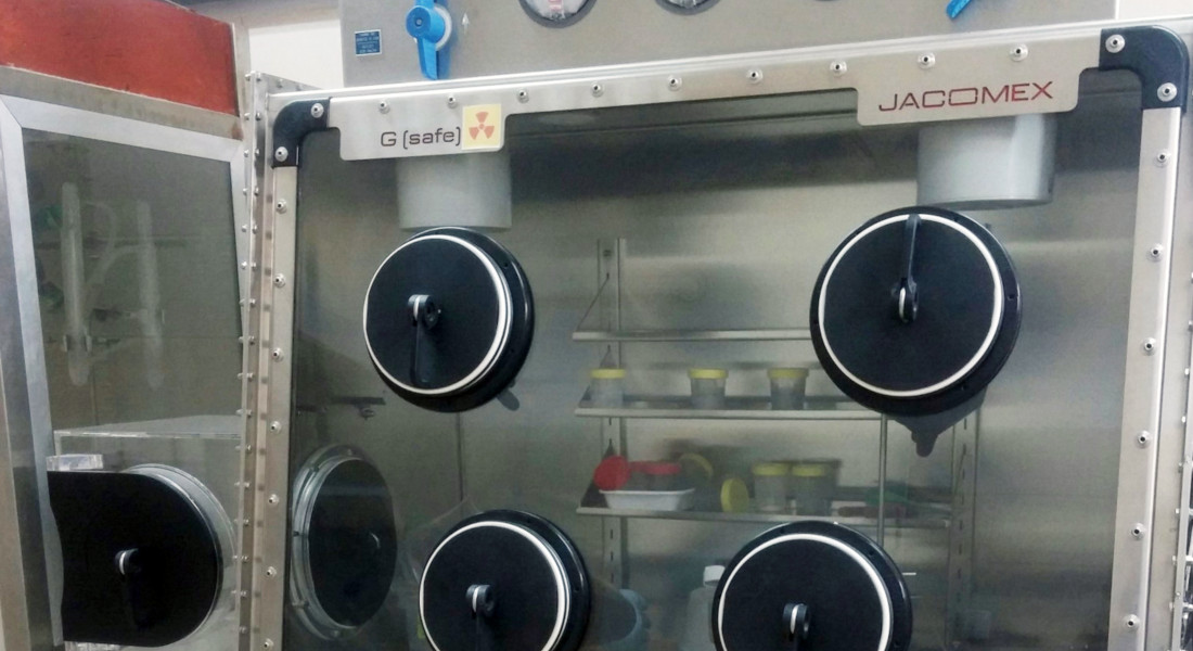 Hantering van plutonium of tritium in gloveboxes