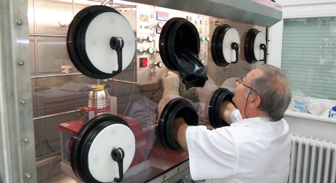 Hantering van plutonium of tritium in gloveboxes