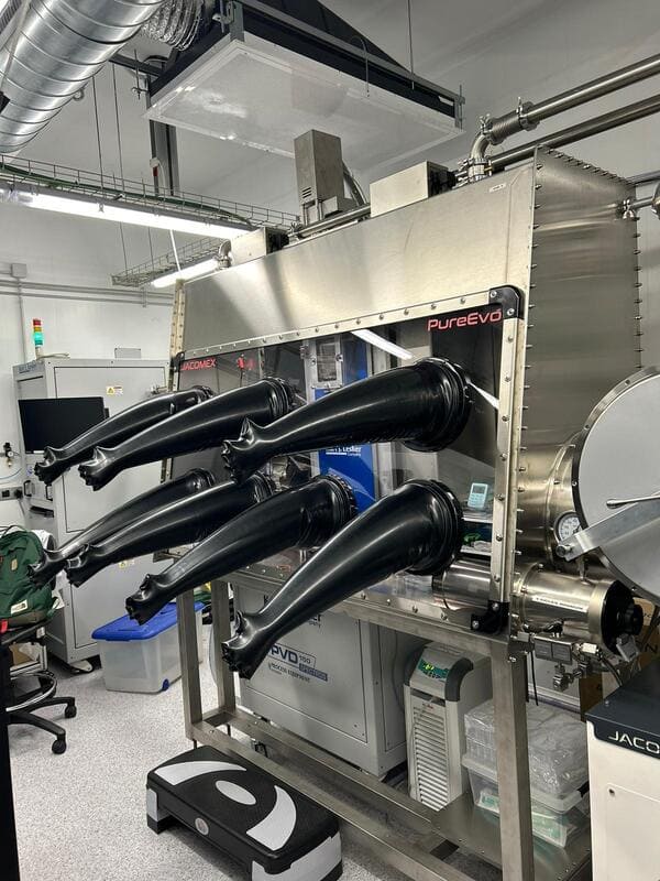 Hantering van plutonium of tritium in gloveboxes